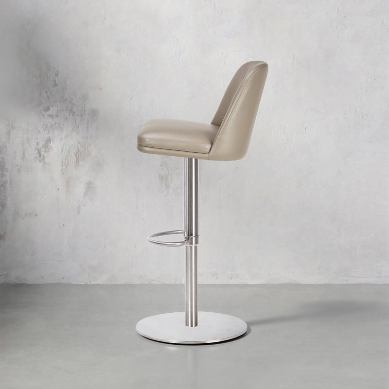 Plain-grain cowhide bar chair HD-7129 by Heduedmobel, featuring a sleek design and natural leather texture.