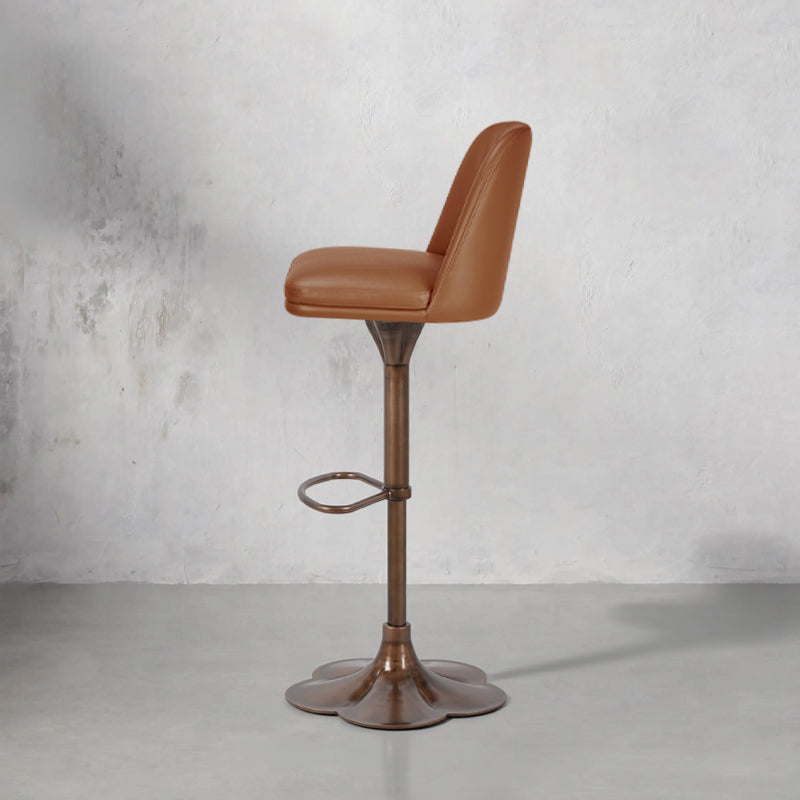 Plain-grain cowhide Heduedmobel bar chair with a sleek design and sturdy metal frame, perfect for modern kitchen or bar area.