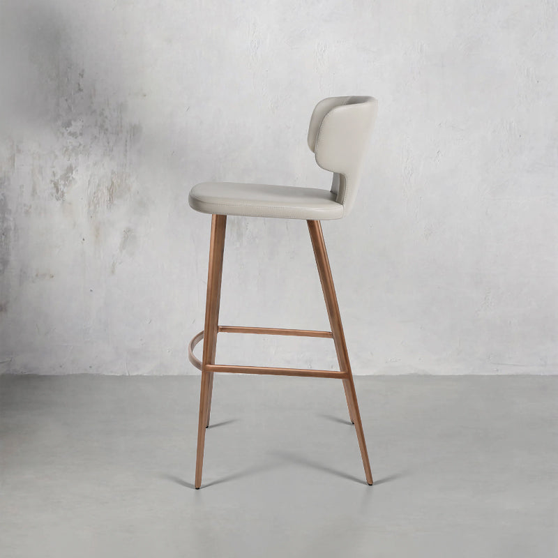 Plain-grain Cowhide HD-7282 bar chair with sleek design and sturdy metal legs, perfect for modern bar and kitchen settings.