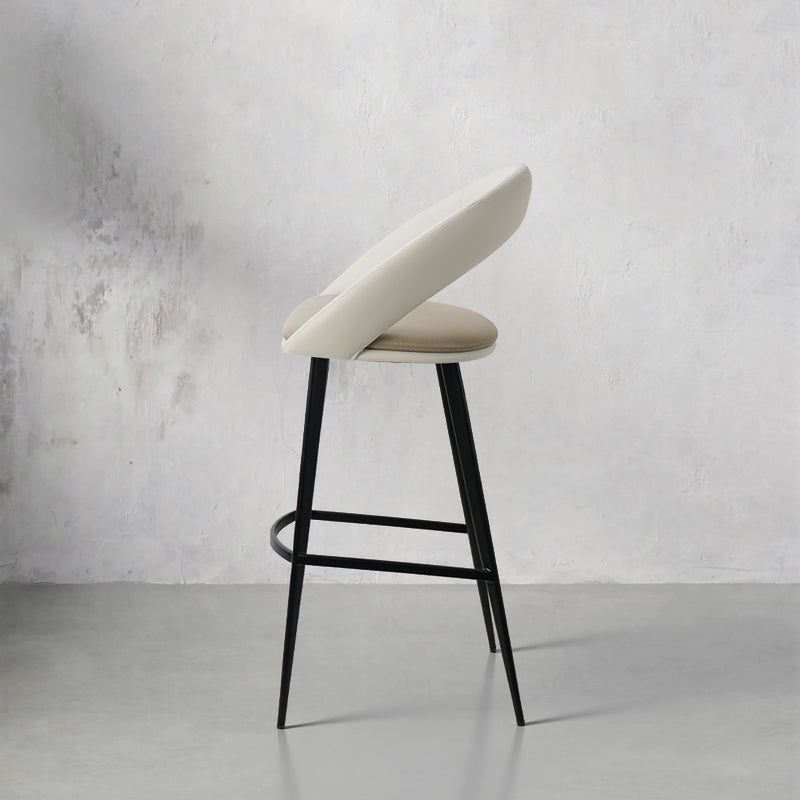Meirou PU Leather HD-7370 bar chair with sleek design and comfortable cushioning in a modern setting.