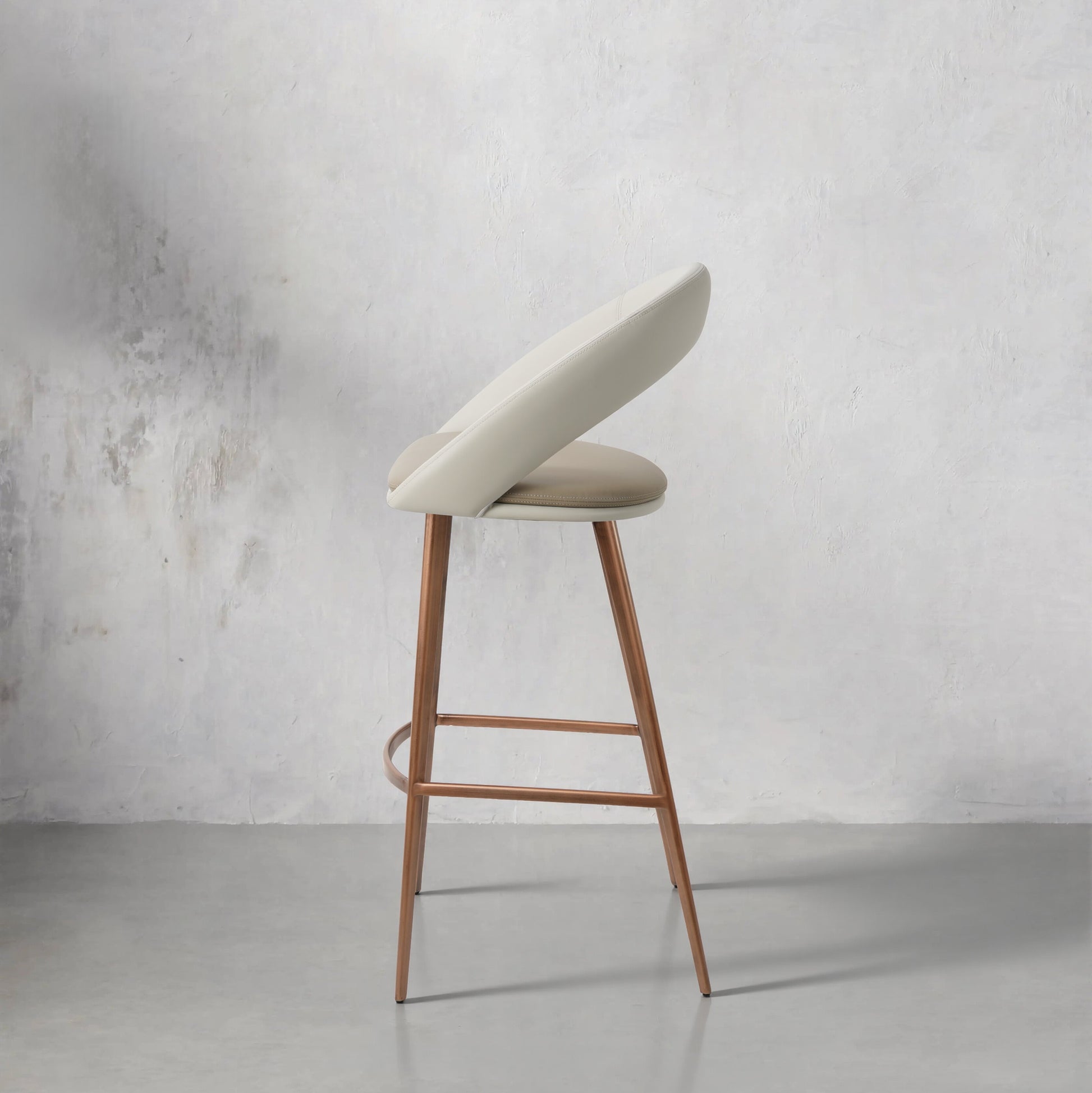 Meirou PU Leather HD-7375 chair by Heduen Möbel showcasing its sleek design and rich texture.