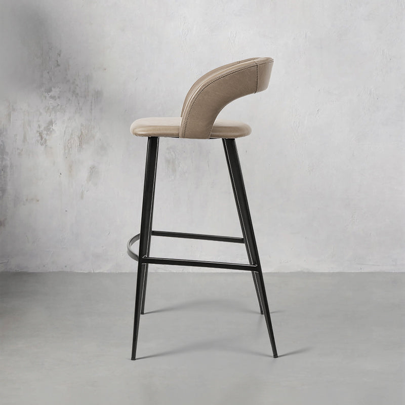 Plain-grain cowhide bar chair HD-7166 by Heduedmobel with a sleek design and sturdy legs in a stylish setting.