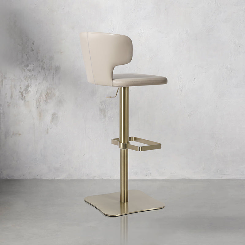 Plain-grain cowhide HD-7567 bar chair with black metal legs and a sleek, modern design, showcasing its cushioned seat and stylish backrest.